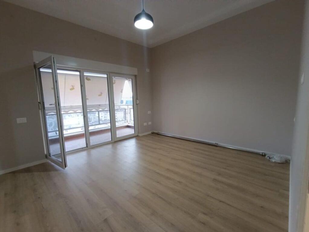 🏡 Shitet Apartament 2+1 në Zonën e Xhamllikut me Hipoteke. Mundësi shumë e mirë investimi!