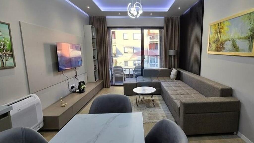 Aprtament 1+1 me qira tek Komuna e Parisit