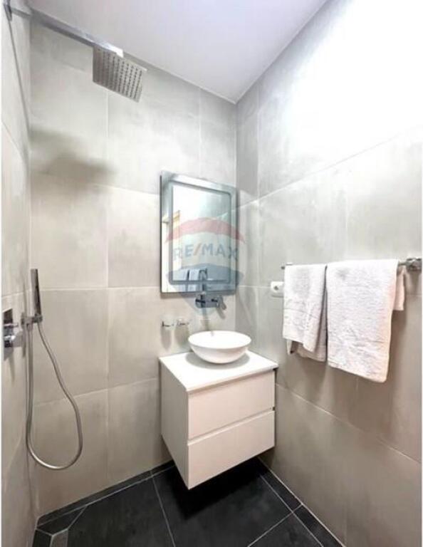 Apartament---- - Për Shitje ---- Rruga Qemal Stafa,..... Tiranë 1+1