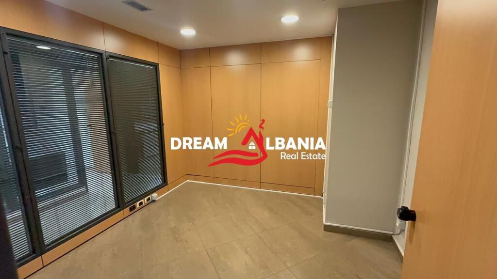 Ambient Zyre për Qira – Bulevardi “Dëshmorët e Kombit”, pranë Kullave Binjake (ID 42611391)