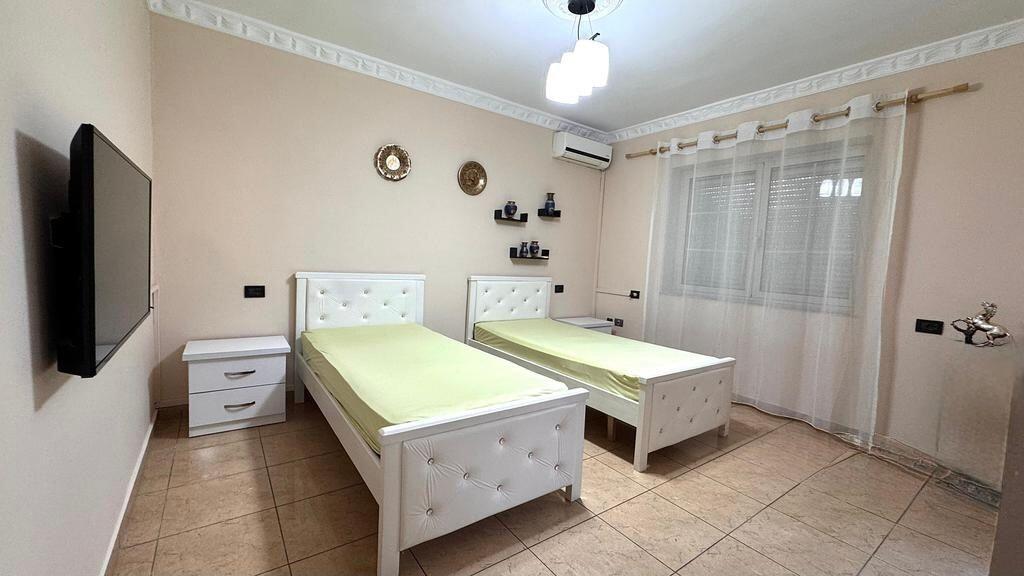 Apartament 2+1 me Oborr dhe Parkim – Rruga Fortuzi, 86m²