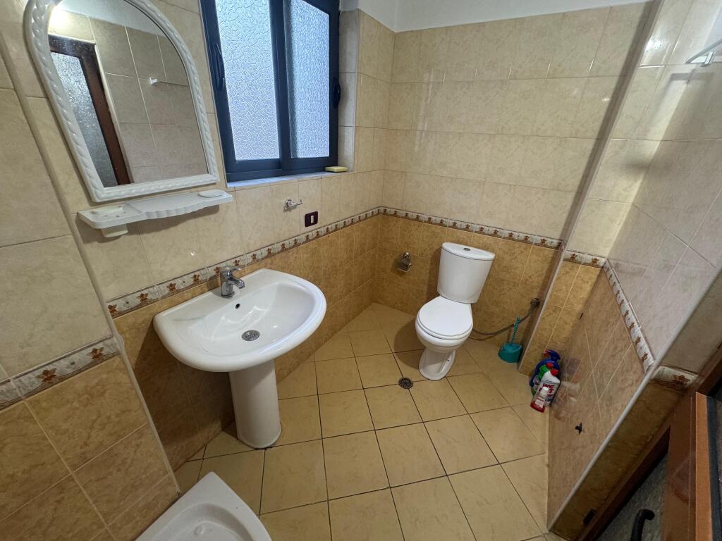 🏡 Jepet me qira apartament 2+1 📍 Astir, tek zona e Bohemit 🏢 Kati i 5-të 💶 Çmimi: 50,000 lekë 🛋️ Totalisht i mobiluar 🚫 Nuk pranohen studentë