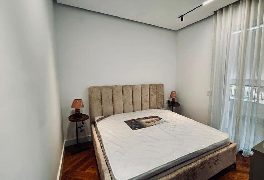 APARTAMENT ME QERA 2+1+2 NË QENDËR