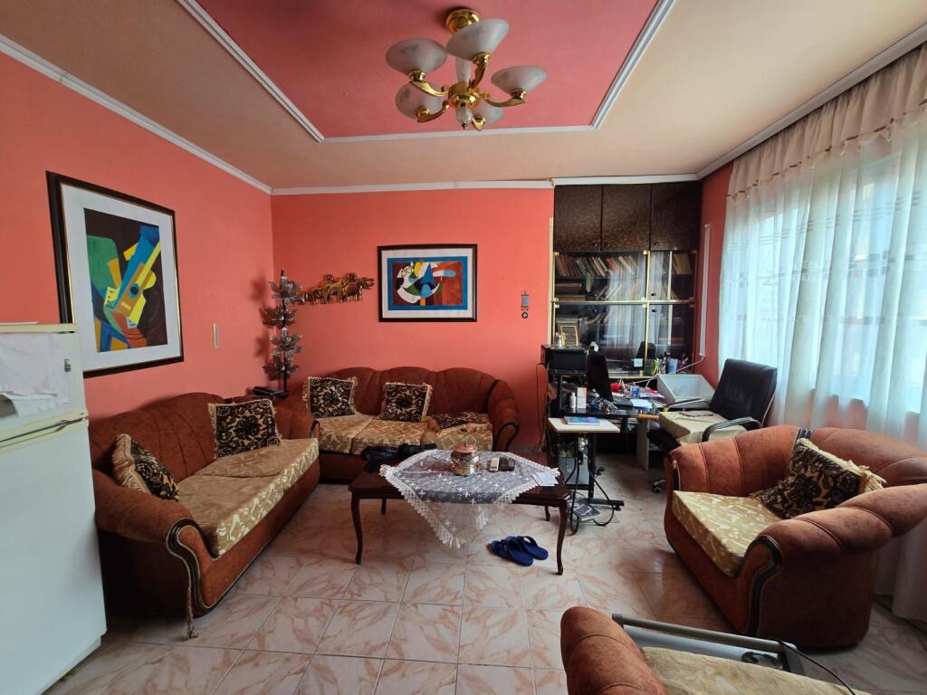 Shitet - Apartament 1+1 tek Materniteti ri