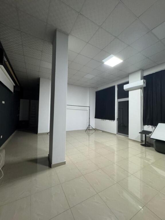 📍 Jepet me qira ambient biznesi – Rruga Vaçe Zela (mbrapa GLOB-it)!