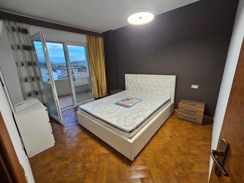Laprake,Rruga Dritan Hoxha,prane Kompleksit AURA jepet me qera apartament 3+1,i mobiluar 75,000 Leke
