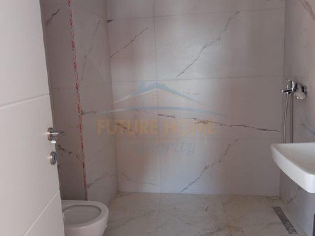 Shitet, Apartament 2+1+2, Rruga Qemal Stafa, Tiranë.