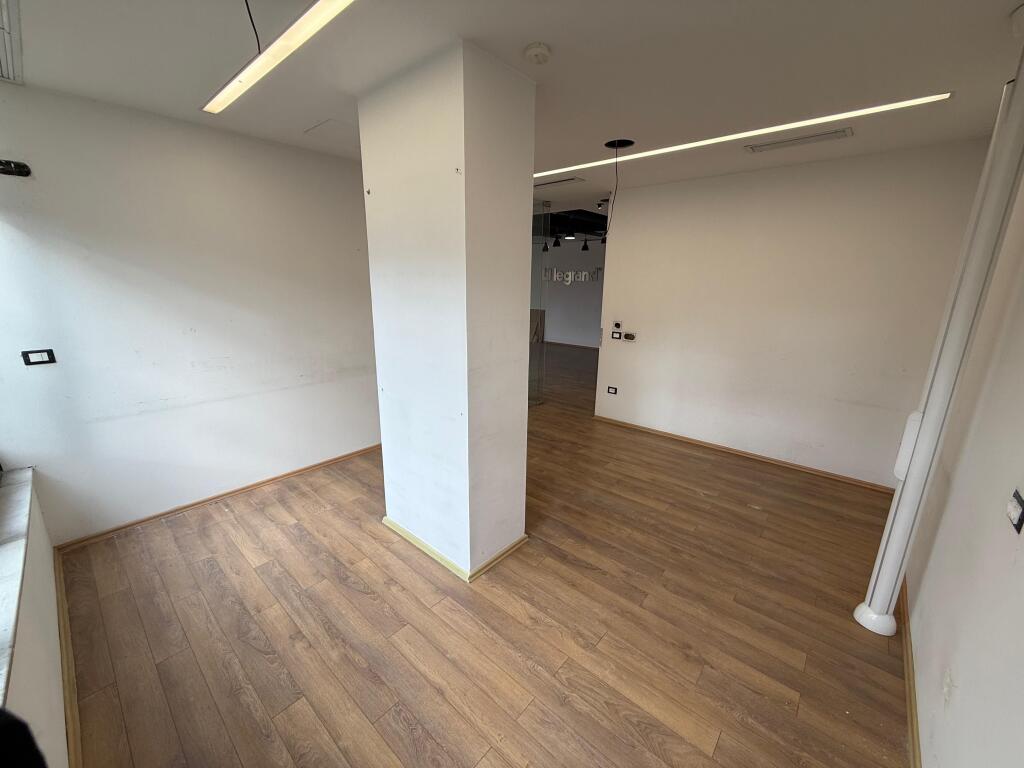 Jepet me qira ambient biznesi 85 m² ,Rruga e Elbasanit, pranë Mullirit!