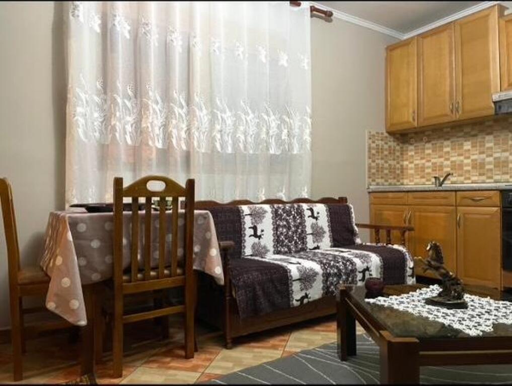 Jepet me qera shtepi 1+1 e mobiluar tek Ish Parku