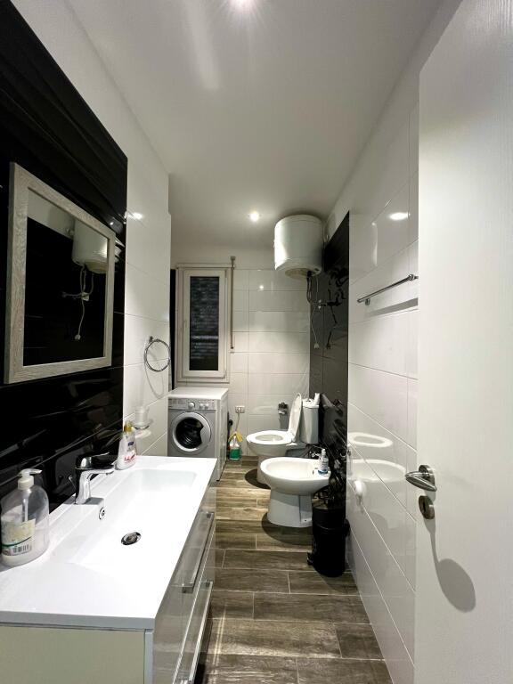 Apartament 3+1+2wc & 2 Ballkone me Qera, Vlore