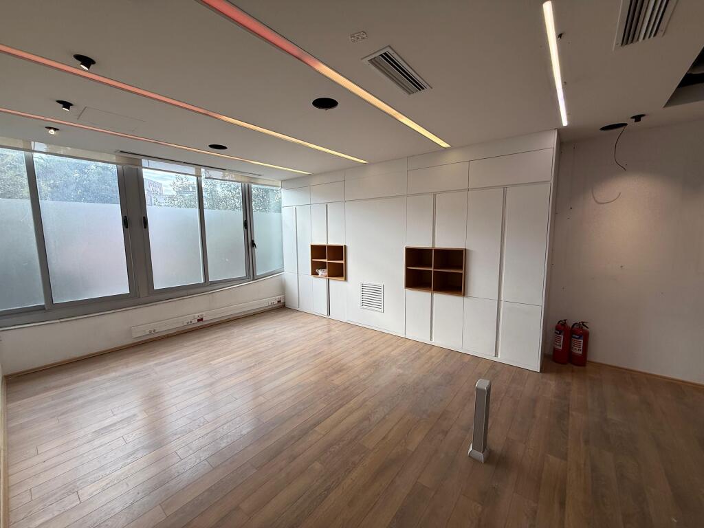 Jepet me qira ambient biznesi 85 m² ,Rruga e Elbasanit, pranë Mullirit!