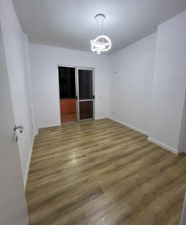 Apartament 2+1 per SHITJE ne Astir, prane bar Famed
