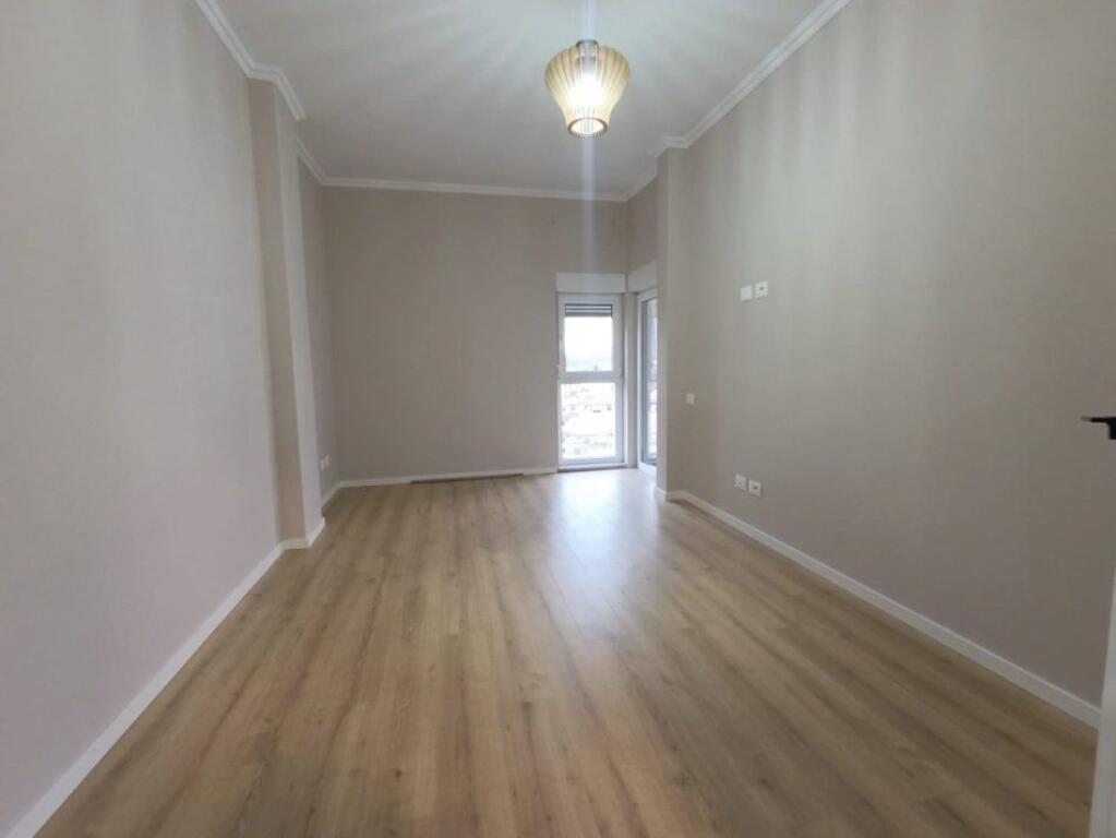 🏡 Shitet Apartament 2+1 në Zonën e Xhamllikut me Hipoteke. Mundësi shumë e mirë investimi!