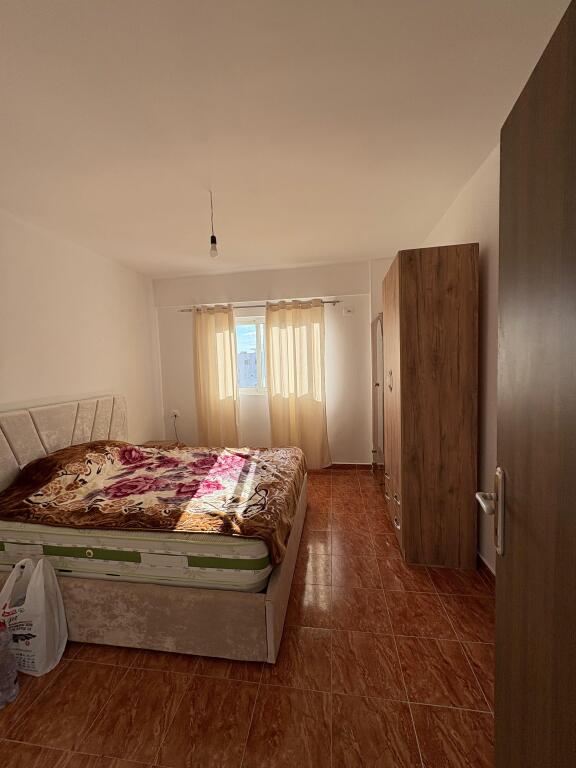 Jepet me qera apartament 1+1 ne plazh prane kompleksit eka