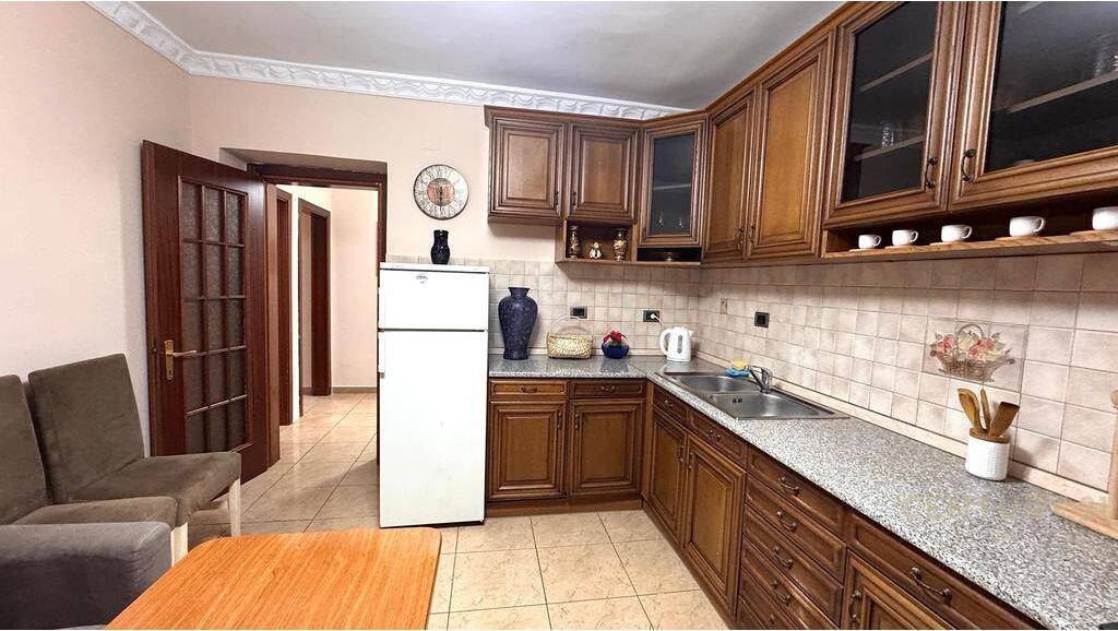 Qira – Apartament 2+1 me Oborr &amp; Post Parkimi, Rruga Fortuzi