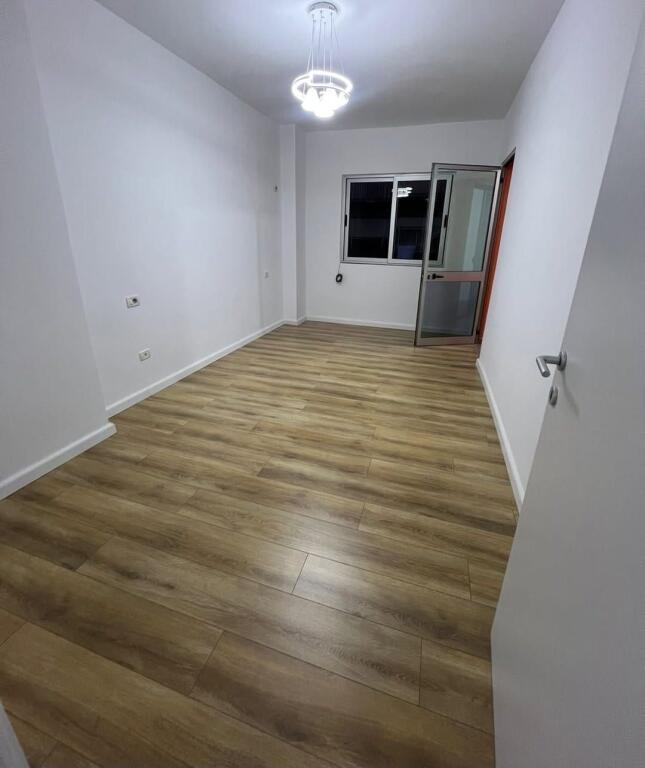 Apartament 2+1 per SHITJE ne Astir, prane bar Famed