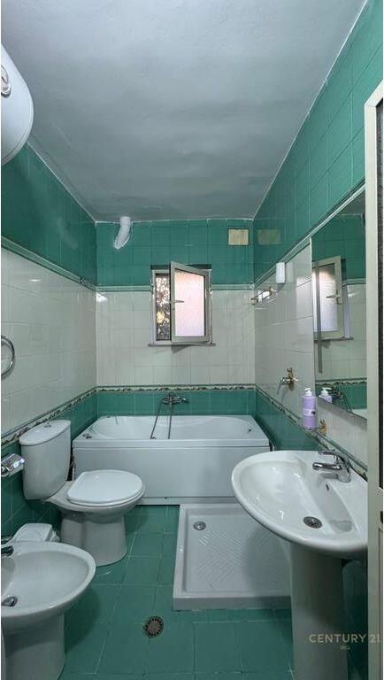 Qira – Apartament 2+1 me Oborr &amp; Post Parkimi, Rruga Fortuzi