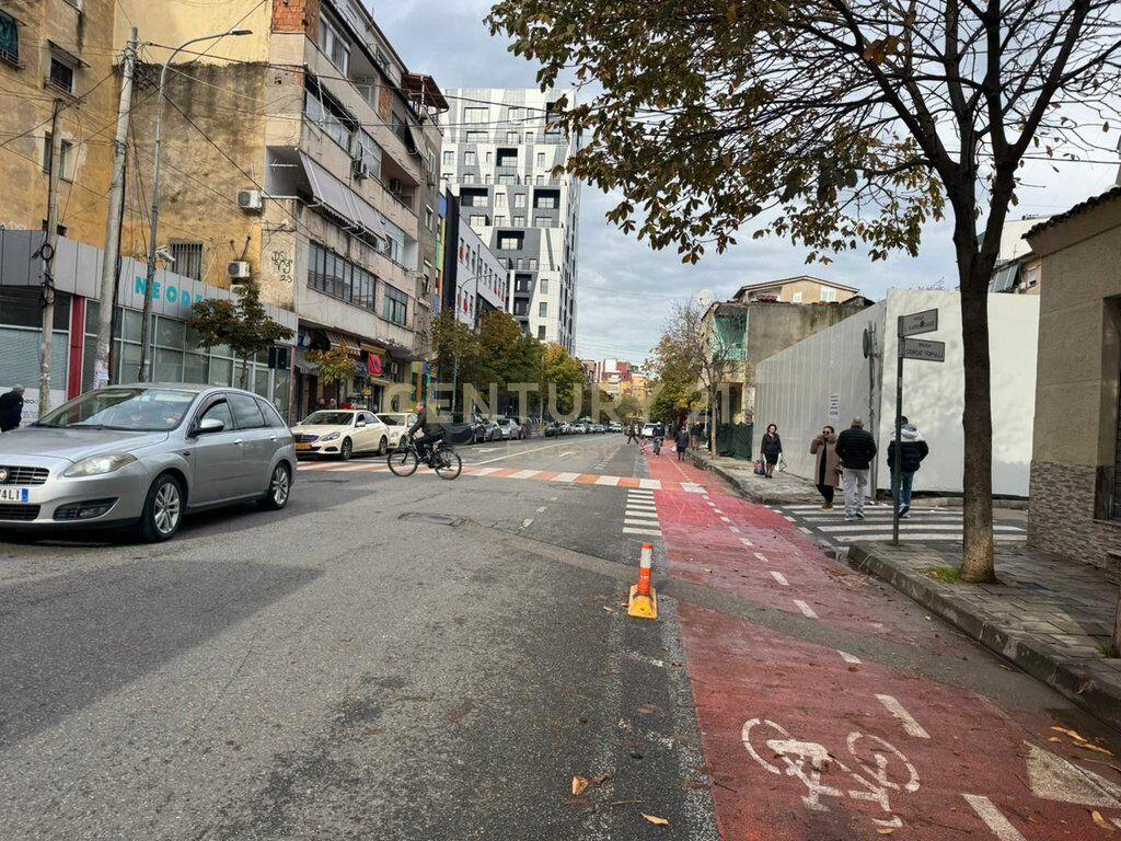 Shesim Apartament 2+1 – Rruga e Barrikadave, Tiranë!! 185,000 € Sip. Totale  77m2