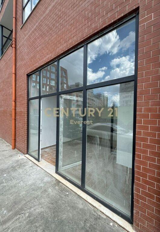 Bulevardi I Ri, Shitet Ose Nderrohet Dyqan.