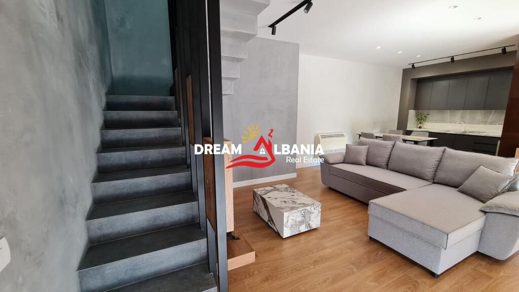 Jepet me qera Duplex dhe 2 post parkimi ne rrugen e Barrikadave prane Qendres ne Tirane (ID 42211370)