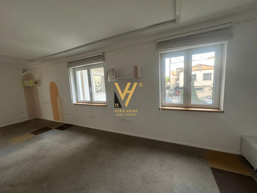 JEPET ZYRE 130 M2 ME QERA TE RRUGA E DURRESIT 150.000 LEKE