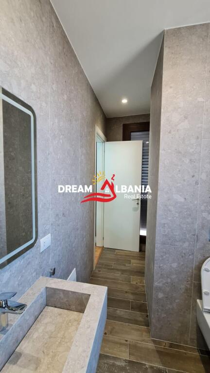 Jepet me qera Duplex dhe 2 post parkimi ne rrugen e Barrikadave prane Qendres ne Tirane (ID 42211370)