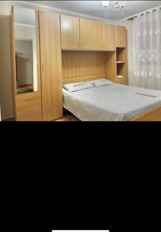 Jepet me qera shtepi 1+1 e mobiluar tek Ish Parku