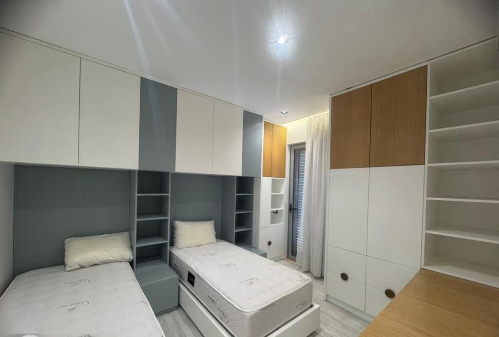 APARTAMENT ME QERA 3+1+2+POST PARKIM KOMPLEKSI DELIJORGJI 1.500 EURO