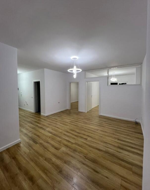 Apartament 2+1 per SHITJE ne Astir, prane bar Famed