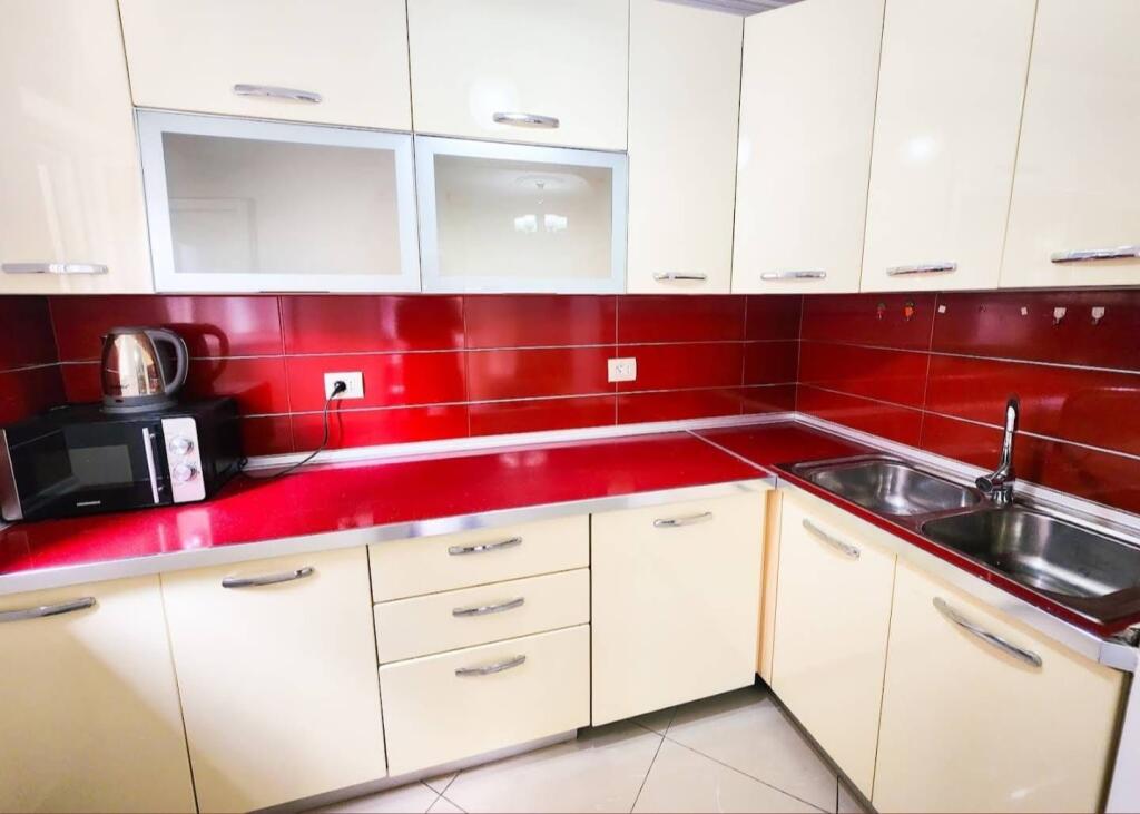 🏡 Jepet me qira Apartament 3+1 – Pazari i Ri