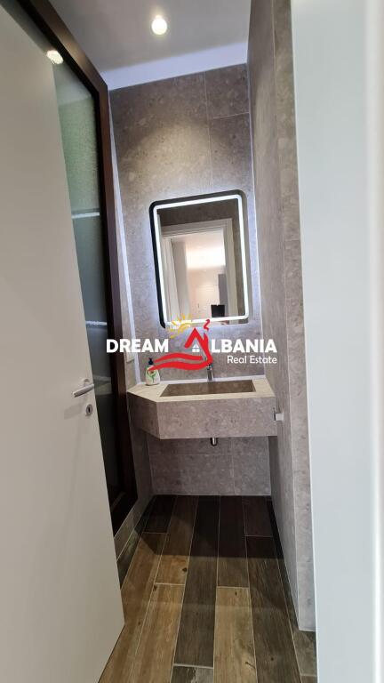 Jepet me qera Duplex dhe 2 post parkimi ne rrugen e Barrikadave prane Qendres ne Tirane (ID 42211370)