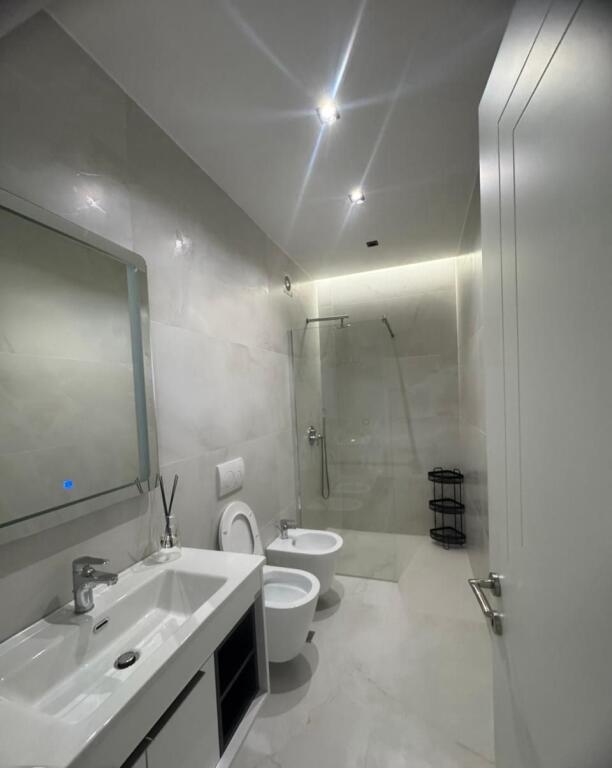 APARTAMENT ME QERA 3+1+2+POST PARKIM KOMPLEKSI DELIJORGJI 1.500 EURO