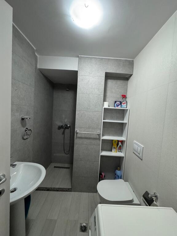 🏡 Jepet me qira apartament 1+1 📍 Pranë shkollës “Osman Myderizi”