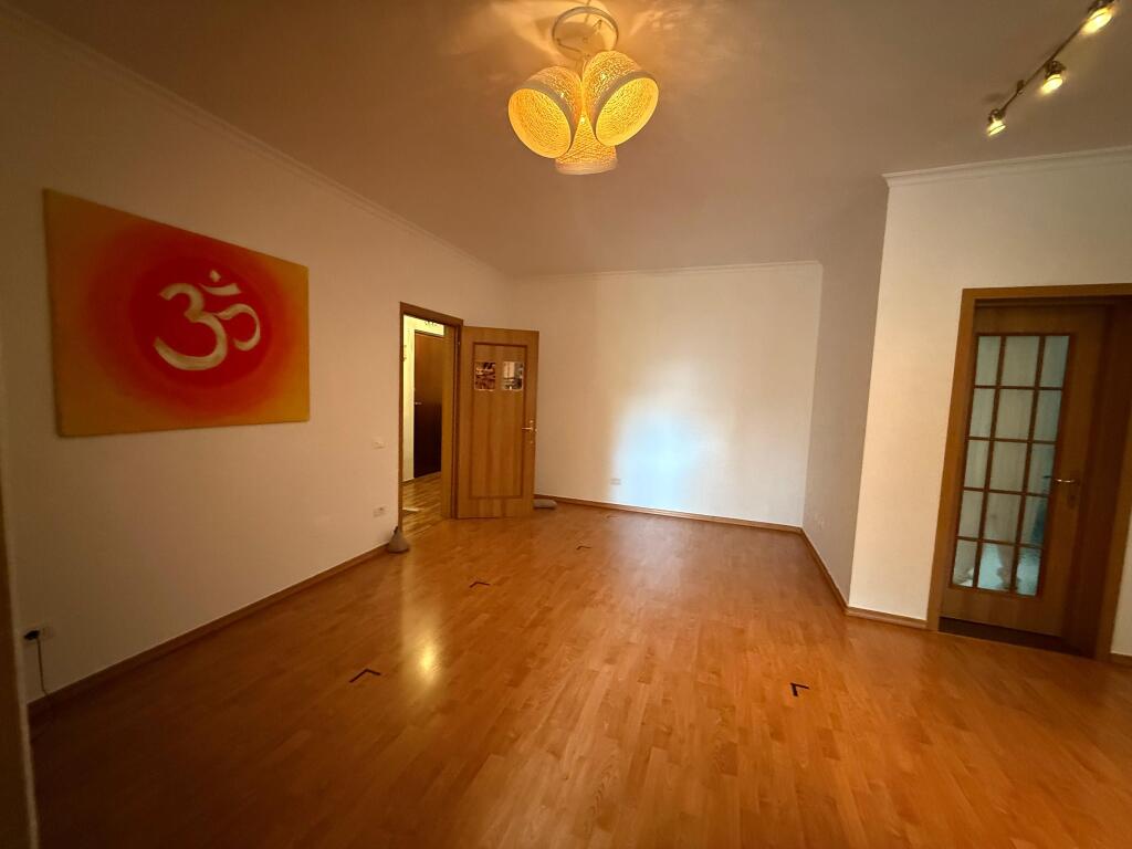 Zyre me qera, Bllok!