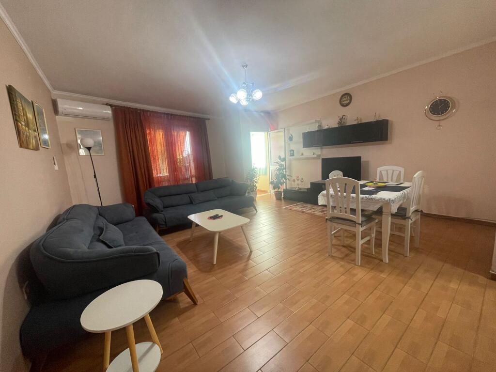 Ne zonen e Rruges se Dibres,prane Argjendari Kashara jepet me qera apartament 2+1,i mobiluar 68,000 Leke