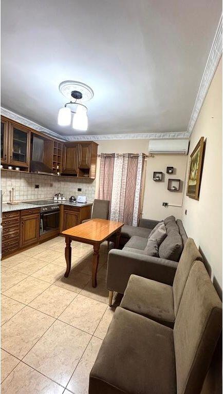 Apartament 2+1 me Oborr dhe Parkim – Rruga Fortuzi, 86m²
