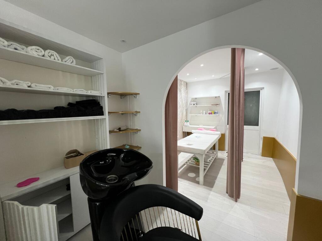 Jepet parukeri me qira te Liqeni i Thatë