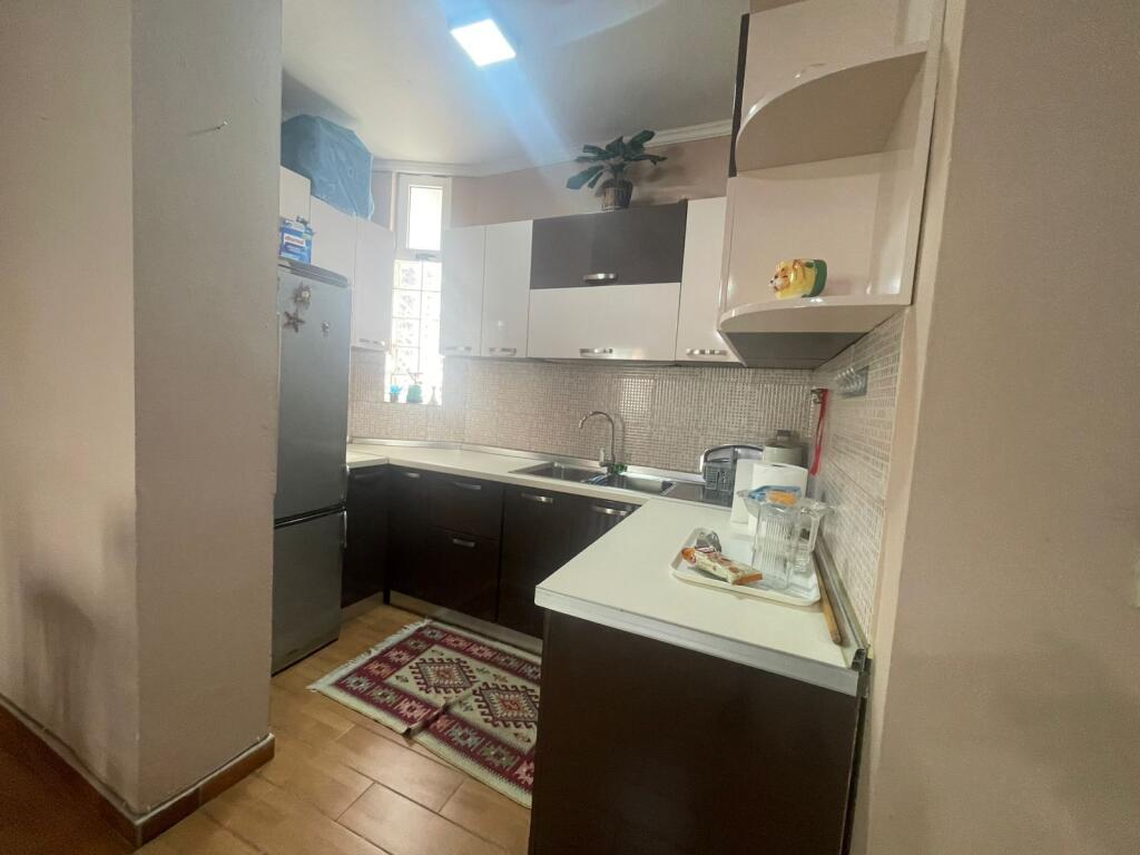 Ne zonen e Rruges se Dibres,prane Argjendari Kashara jepet me qera apartament 2+1,i mobiluar 68,000 Leke