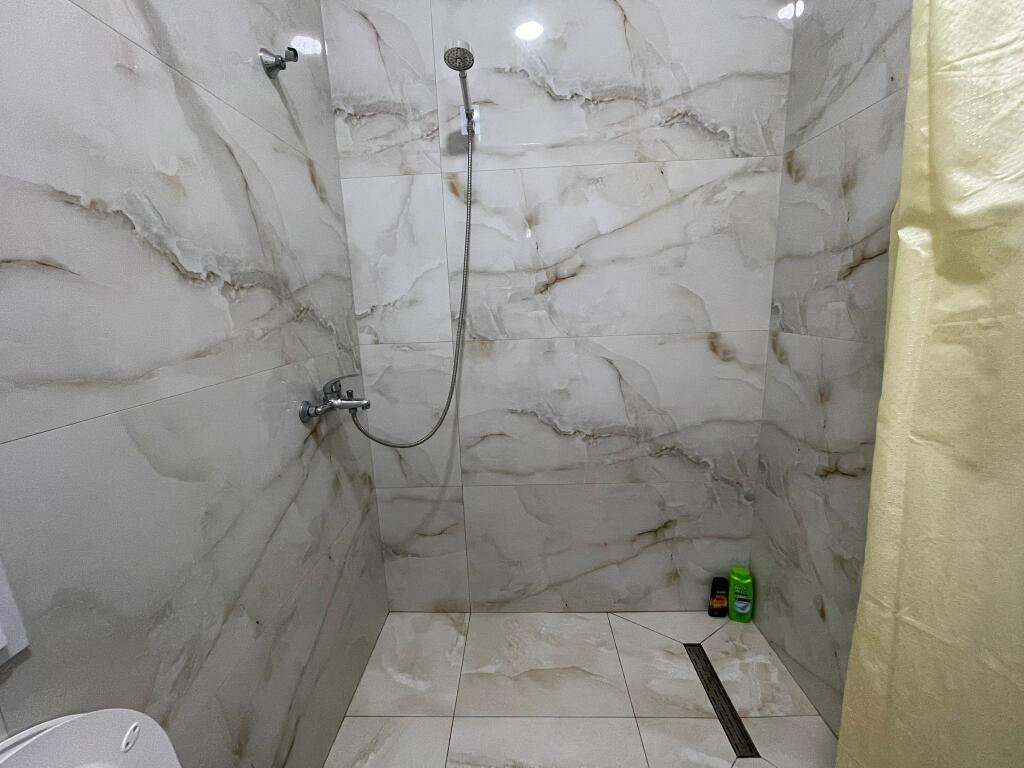 2+1 i mobiluar te hotel marinaj ne astir,cmimi 700 euro