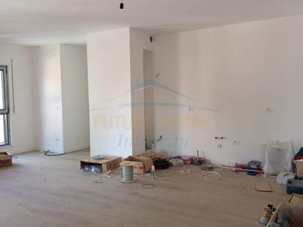 Shitet, Apartament 2+1+2, Rruga Qemal Stafa, Tiranë.