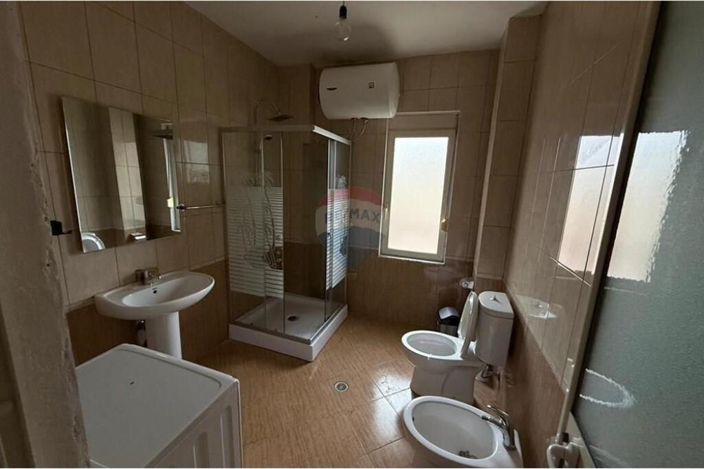 Apartament - Për Qira - Liqeni i Thatë