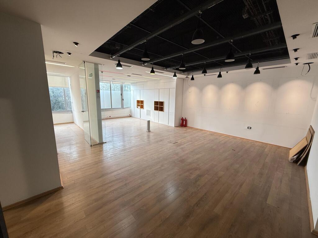 Jepet me qira ambient biznesi 85 m² ,Rruga e Elbasanit, pranë Mullirit!