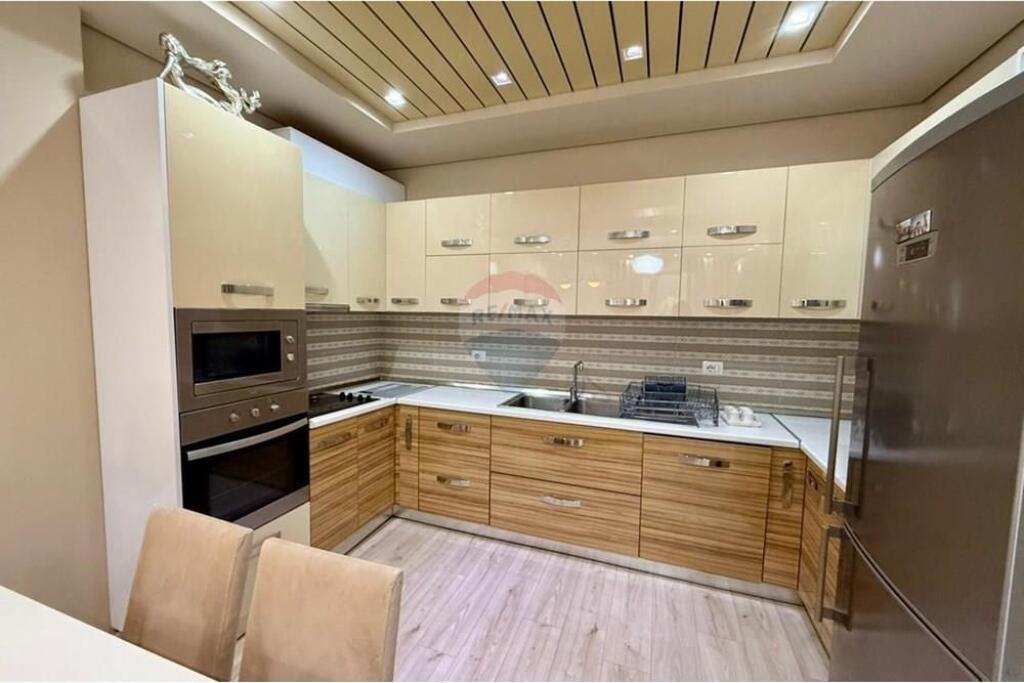 Apartament 2+1 ~Xhamllik, Rruga Xhenfize Keko