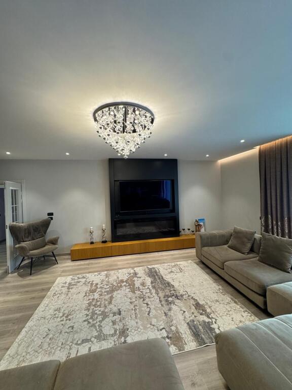 Shitet Apartament 3+1+2 me pamje ballore deti ne Lungomare Vlore