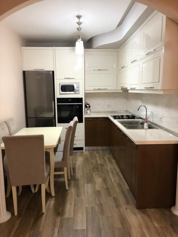 Apartamen 1+1 me qera pranë Gjimnazit Partizani + post parkimi 700 € /Muaj
