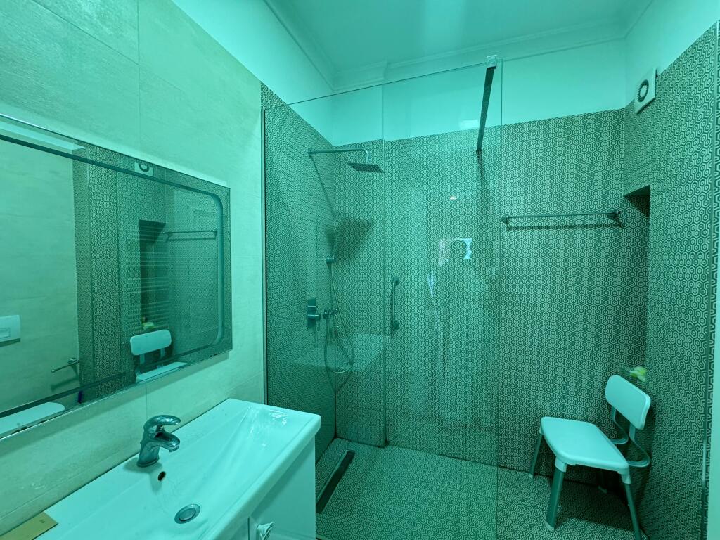 Vendesi in vendita un attico di lusso all'interno della residenza “Kolombo 2 , di fronte al lago artificiale di Tirana,