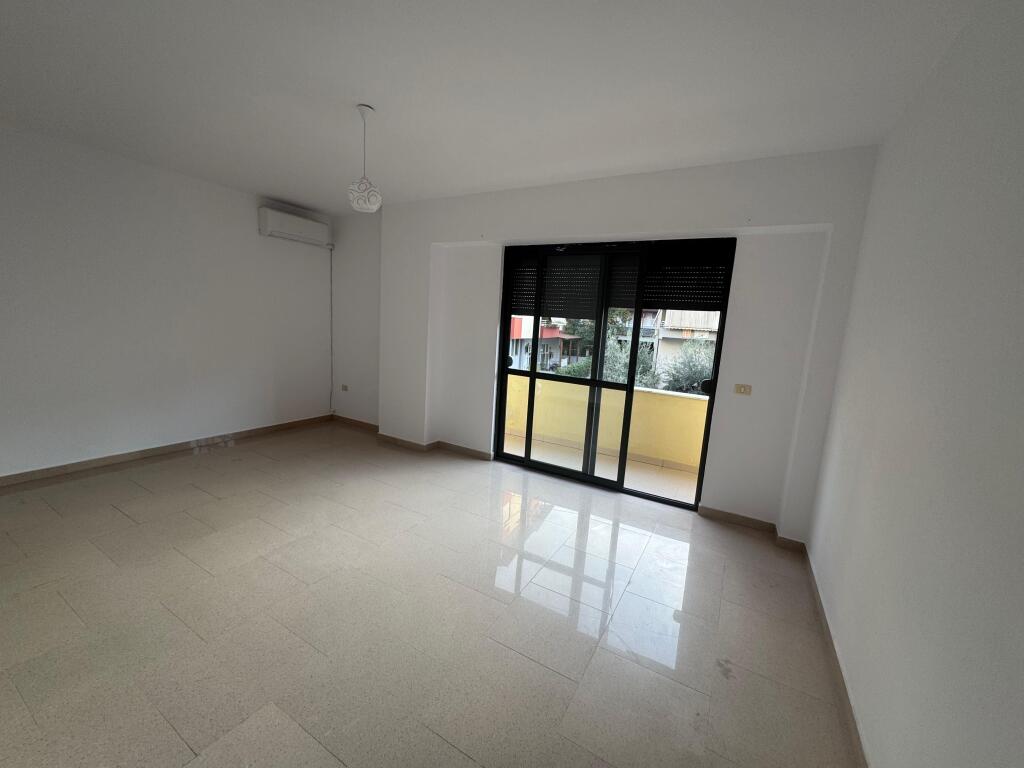 Mbikalimi i Komunes Parisit, pallati i Big Market jepet me qira  apartament 2+1+2 Kati i pare banim me sipërfaqe 120 m2