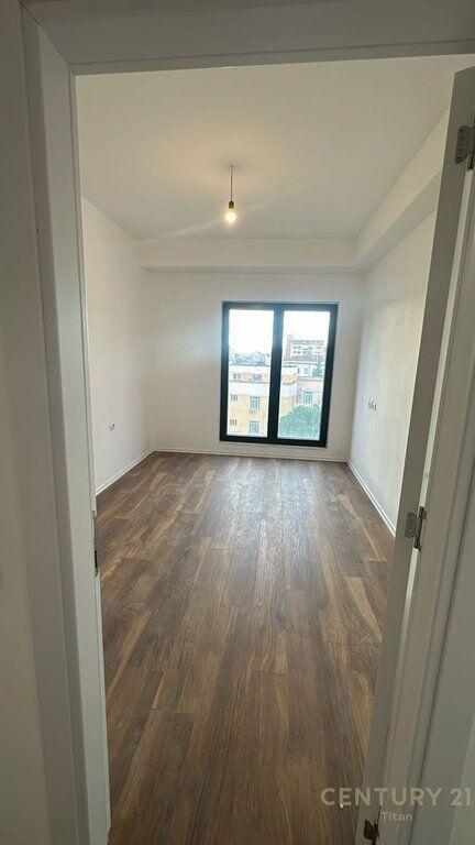 JEPET ME QERA AMBJENT 2+1+2+ 3 BALLKONE + 1 GARAZH PER ZYRA OSE PER BANIM, AFER QENDRES NE TIRANE!! 1,200 € /Muaj Sip. Totale  107m2