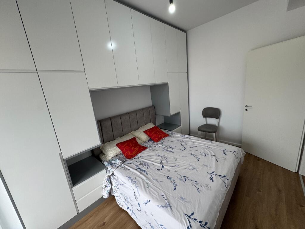 Jepet me qera Apartament 1+1  Adresa : Ali Demi Kompleksi Kaimi  I mobiluar  Kati 6  Cmimi 40,000 lek ne muaj