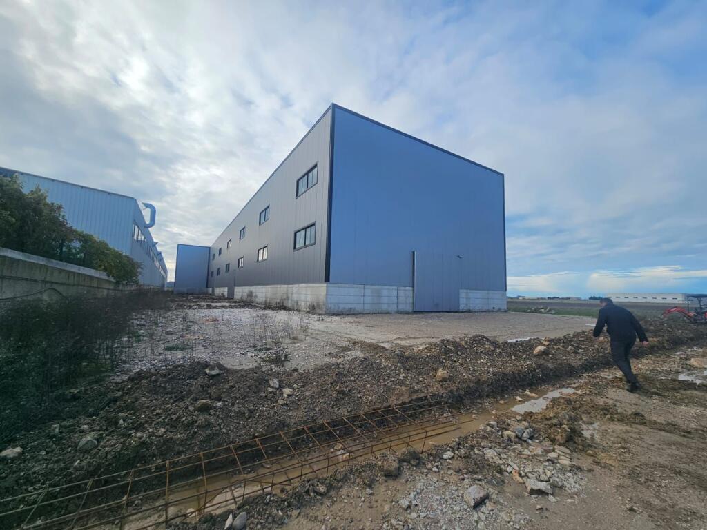 SHOWROOM + INDUSTRIAL WAREHOUSE FOR RENT